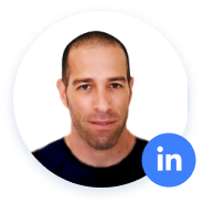 Homme chauve avec le logo LinkedIn sur la photo de profil.