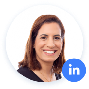 Femme souriante avec logo LinkedIn dans un cadre circulaire.