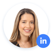 Femme souriante avec l'icône LinkedIn.