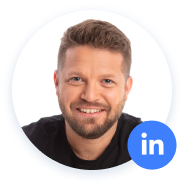 Homme souriant avec l'icône LinkedIn sur la photo de profil.